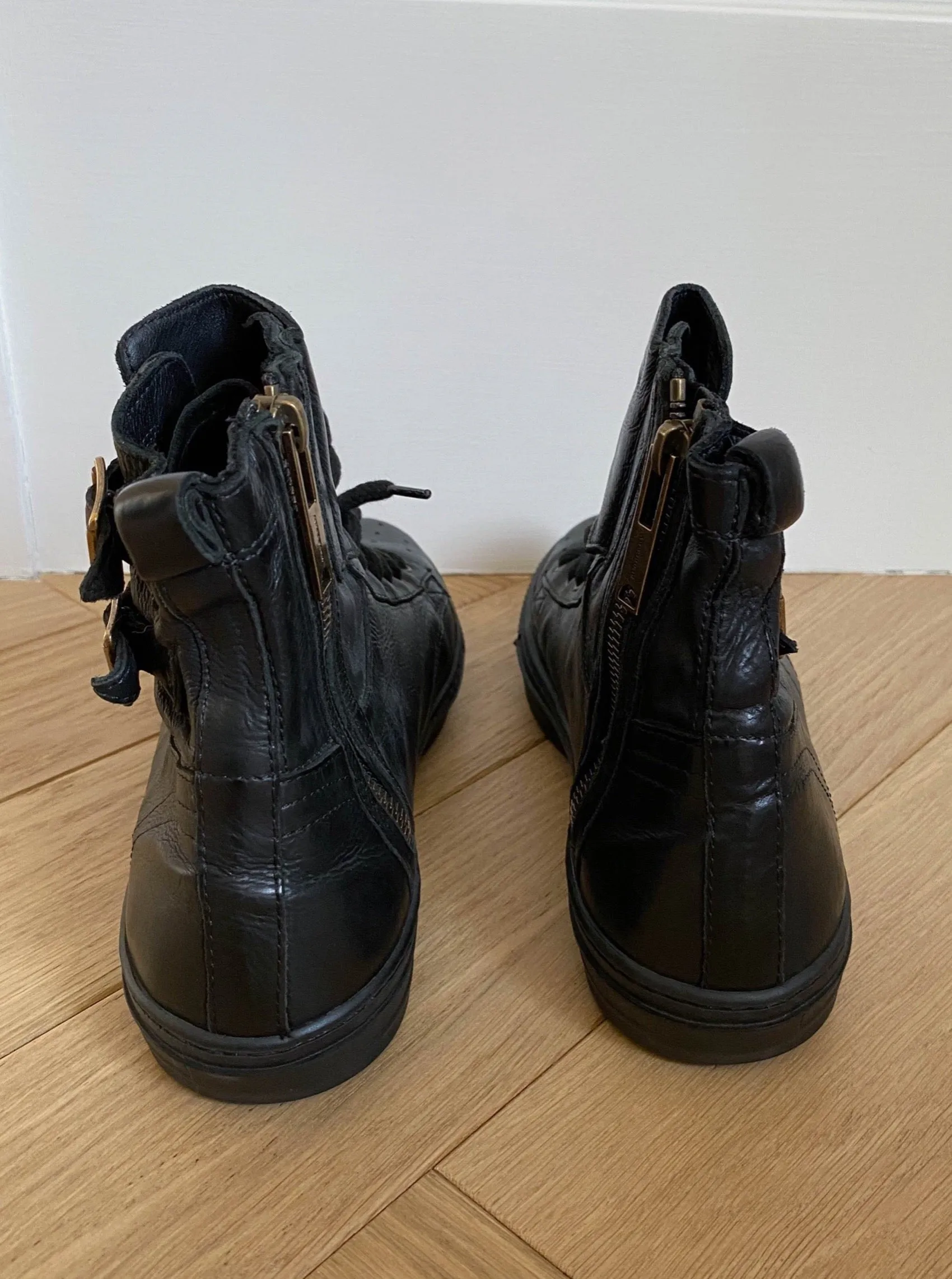 BURBERRY High Top Leather Trainers Size 39